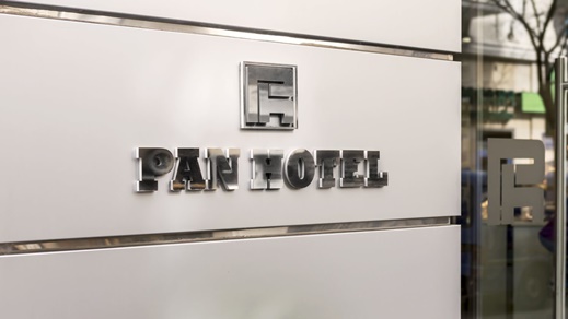 Nahaufnahme des Schildes für das Pan Hotel